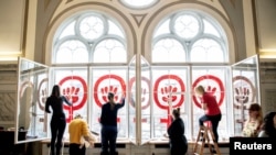 Знакът Women power, рисуван на прозорците на фондация "Данер" в Копенхаген по повод 8 март