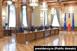 Delegația PNL la consultările de la Palatul Cotroceni. Lucian Bode, Rareș Bogdan, Florin Cîțu, Gheorghe Flutur și Iulian Dumitrescu, față în față cu președintele Iohannis, 11 octombrie 2021.