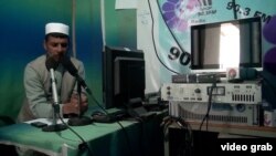 Një gazetar duke udhëhequr një emision të radios në Afganistan.
