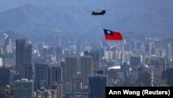 Тајванско знаме на хеликоптер Чинук за време на пробата за прослава на Националниот ден во Тајпеј, Тајван, 7 октомври 2021 година