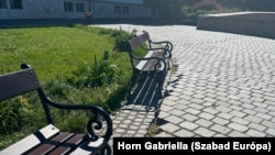 A rondella tetején lévő parkos terület kövezete is árulkodik a talajmozgás következményeiről