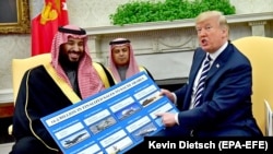 Saudijski prestolonaslednik Mohamed bin Salman i predsednik SAD Donald Tramp razgovaraju o sporazumu o kupoprodaji oružja