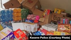 Policija Kosova je podelila nekoliko fotografije na kojima se vidi roba koja je zaplenjena tokom policijske operacije 13. oktobra 2021.