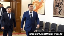 Председатель кабинета министров Акылбек Жапаров и президент Садыр Жапаров. 