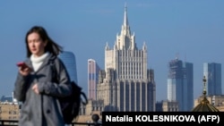 Një grua duke ecur në afërsi të Ministrisë së Jashtme ruse. Fotografi nga arkivi.