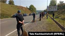 ქუთაისი, 14 ოქტომბერი, 2021. მოქალაქეები ცოცხებით და შეძახილებით აცილებენ თბილისში ერთიანი ნაციონალური მოძრაობის აქციაზე მიმავალ ავტომობილებს.