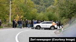 Një numër protestuesish ndaluan dhe rrethuan veturën me të cilën po udhëtonte ekipi i REL-it në Rudarë të Zveçanit. 13 tetor 2021. 