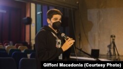 Средношколецот Марко Петровски среде дискусија