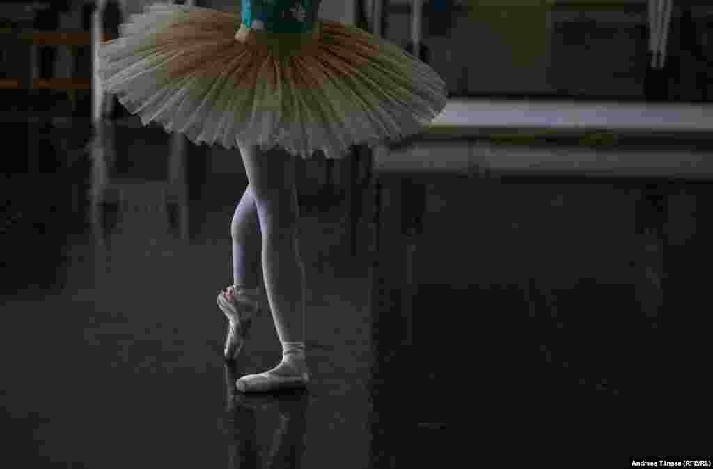 A ales să se alăture Corpului de Balet al Operei Române deoarece aici sunt puse în scenă repertorii de balet clasic, dorindu-și foarte mult să interpreteze rolurile din &bdquo;Frumoasa din pădurea adormită&rdquo;, &bdquo;Spărgătorul de nuci&rdquo; sau &bdquo;Lacul Lebedelor&rdquo;.