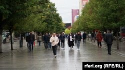 Sheshi "Nënë Tereza" në Prishtinë, ku shihen edhe disa qytetarë pa maska (8 tetor 2021). 