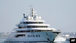 Super-iahtul Amadea navighează în Golful San Diego pe 27 iunie 2022. Superyachtul de 325 de milioane de dolari a fost confiscat de Statele Unite de la un oligarh rus sancționat.