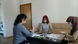 Maske od platna od kog se pravi posteljina: Samija Kazazić (u sredini)