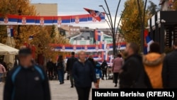 Zastave Srbije na trgu u Severnoj Mitrovici na Kosovu 