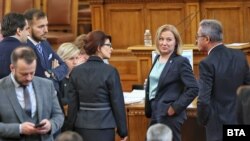 Надежда Йорданова (ДБ), Десислава Атанасова (ГЕРБ) и Йордан Цонев (ДПС)