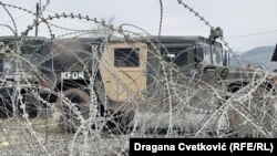 КФОР подигна жичана ограда кај преминот Јариње на Косово