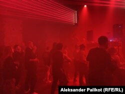 Tineri din Kiev se bucură de o petrecere rave alimentată de un generator în cartierul Podil din oraș.