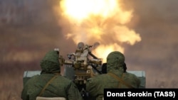 Rezervistë të mobilizuar rusë duke kryer trajnime për luftë. Fotografi nga arkivi.