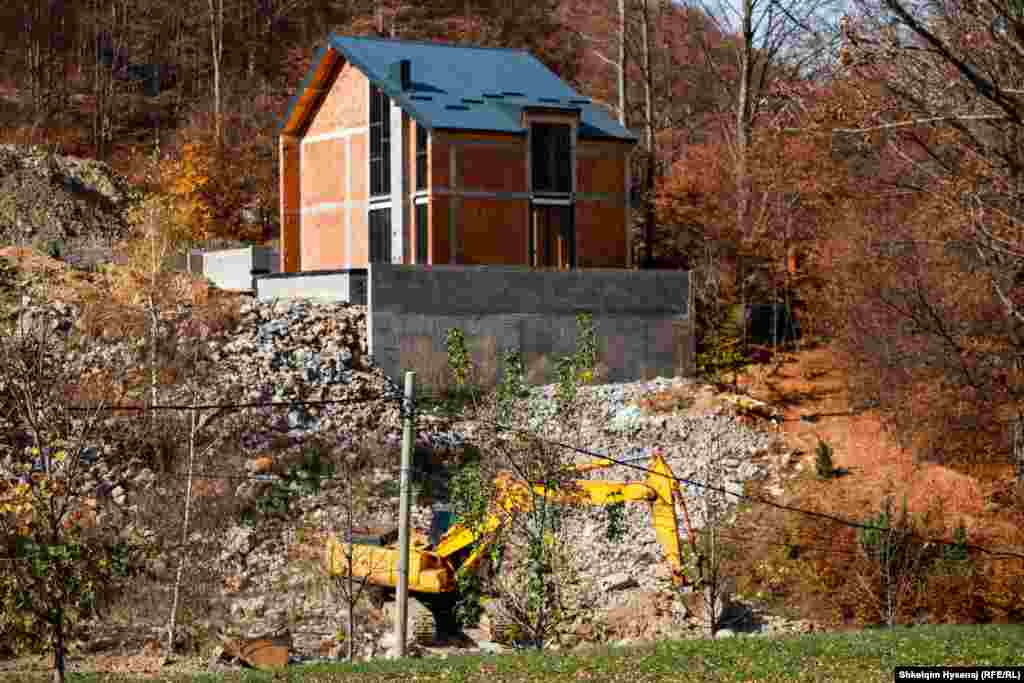 Nove kuće se i dalje grade na svakom koraku. Ovaj objekat takođe je zaplijenjen u akciji pravosuđa.