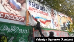 პროპაგანდისტული ბანერი ხერსონში - "მომავალში რუსეთთან ერთად"