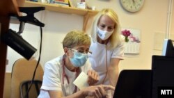 Demeter Erzsébet háziorvos és Majnár Ildikó ápolónő adatokat egyeztet a szolnoki rendelőben 2021. április 27-én (képünk illusztráció)