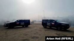 Барикади на северот на Косово на 27 декември. Силите на КФОР блиску до една од барикадите