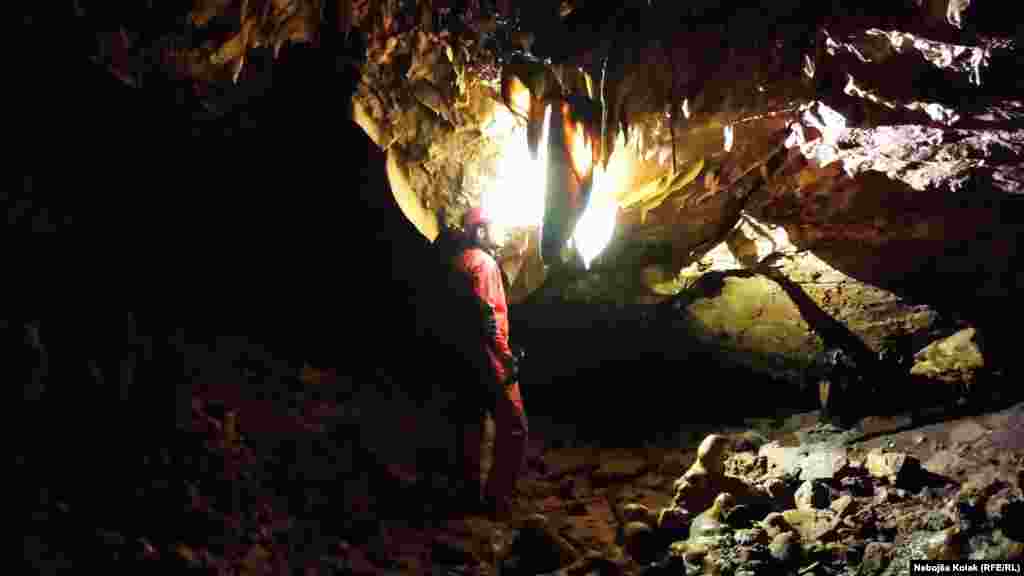 Članovi Speleološkog društva &bdquo;Zelena brda&ldquo; istražuju njenu unutrašnjost. Do sada je otkriveno preko stotinu kvadratnih metara.