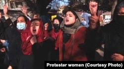 Afgán lányok és nők tüntetnek az ellen, hogy kizárták őket a felsőoktatásból. Kabul, 2022. december 22. 