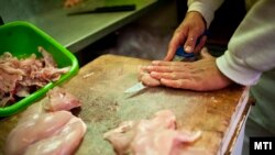 Egy hentes húst szeletel egy Vörösvári úti húsüzletben Budapesten 2013. szeptember 30-án (képünk illusztráció)