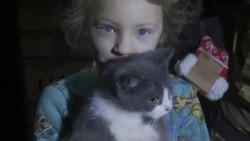 Policia ukrainase shpërndan dhurata për festa në Bahmutin e rrethuar