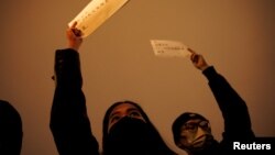 Ljudi su se okupili na bdijenju za nastradale u požaru u gradu Urumkiju koji nisu mogli da napuste zgradu zbog strogih mjera zatvaranja, Peking 27. novembar 2022. 