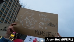 "Dy engjëj u vranë nga një përbindësh" - kjo ishte një prej pankartave që u shfaqën në një protestë në Prishtinë, pas vrasjes së një gruaje shtatzënë në oborrin e QKUK-së, më 30 nëntor. I dyshuar për vrasjen është bashkëshorti i saj.