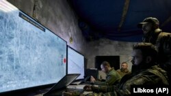 Ukrán katonák figyelik az orosz drónok mozgását egy föld alatti parancsnoki központból Bahmutban, a Donyecki területen 2022. december 25-én. A helyzet a miniszter szerint már tavaszra gyökeresen megváltozhat