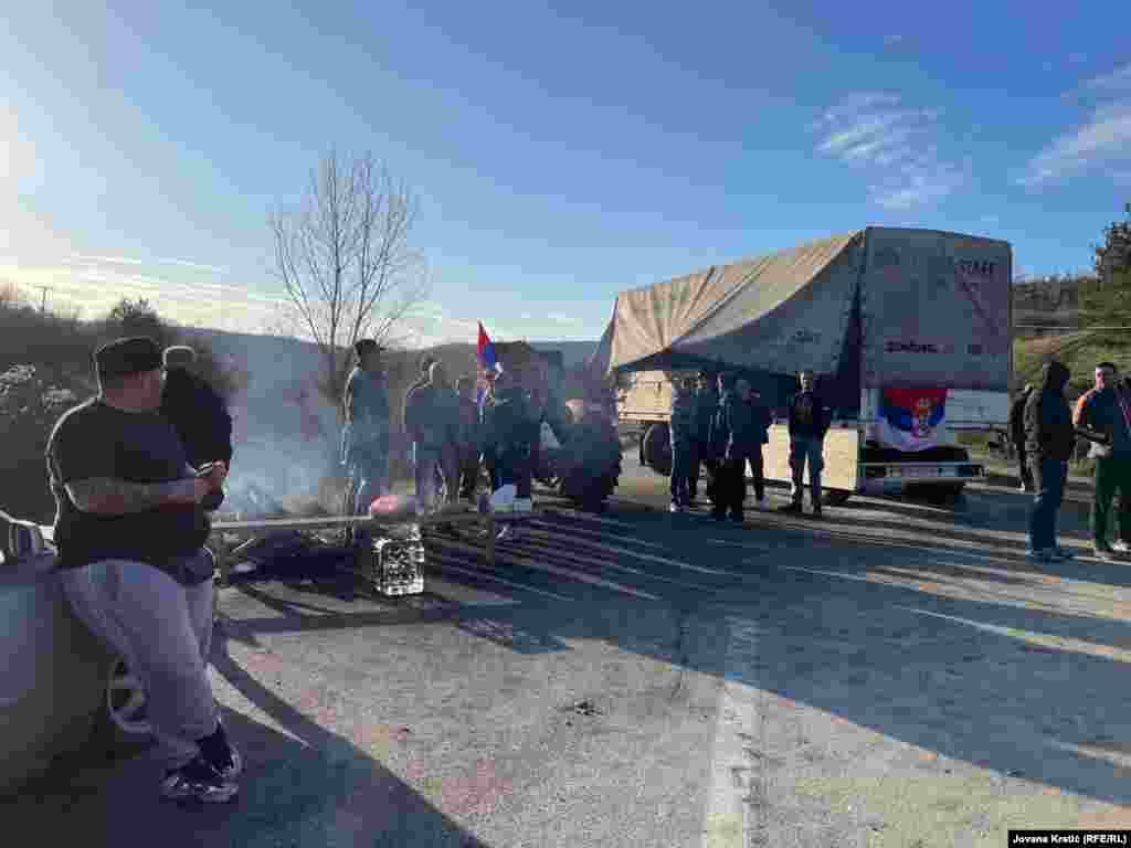 Na barikadi na putu može se videti i grupa državljana Srbije. &nbsp;