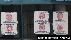 Mbishkrime "Mirë se vini në bashkësinë e komunave serbe" në veri të Mitrovicës. Fotografi nga arkivi.