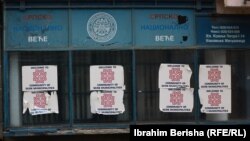 Natpisi "Dobro došli u zajednicu srpskih opština" na severu Mitrovice. Arhivska fotografija.