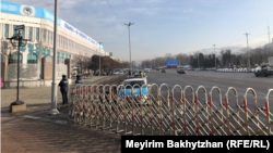 Полицейские возле монумента Независимости в Алматы, обнесённого металлической оградой. Иллюстративное фото