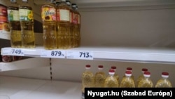 Hatósági áras termékek egy szombathelyi bolt polcain