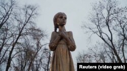 Statuia cunoscută sub numele de „Trista amintire a copilăriei” care simbolizează Holodomor, în centrul Kievului.

