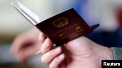 România are una din cele mai mari rate de respingere a vizelor pentru SUA. În ultimii 10 ani, procentul de respingere a fost în jur de 10%. 