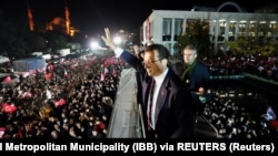 Gradonačelnik Istanbula Ekrem Imamoglu pozdravlja pristalice nakon što ga je sud osudio na skoro tri godina zatvora, 14. decembra 2022.