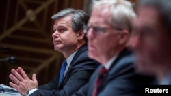 Direktor FBI-a Christopher Wray, direktor Nacionalnog centra za borbu protiv terorizma Christopher Miller i Kenneth Cuccinelli, zamjenik sekretara Ministarstva domovinske sigurnosti u Washingtonu, 24. septembra 2020. 