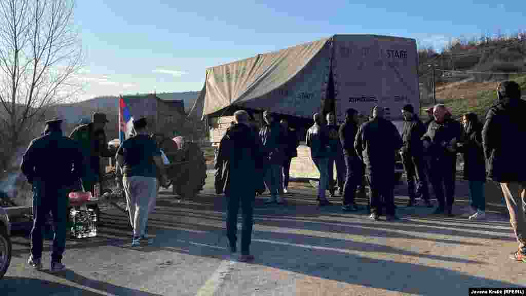 Një tjetër pamje nga barrikada e vendosur nga serbët në rrugën që çon kah pika e kalimit kufitar me Kosovën, Merdare.