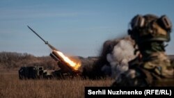 Ukrajinski vojnici ispaljuju raketni sistem Burevij na položaj u regionu Donjecka, 29. novembar