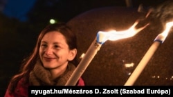 Szecsődi Tímea pedagógus a novemberi fáklyás tüntetésen Szombathelyen