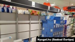 Egyes termékek hiányát okozhatja az is, hogy nagyon gyorsan elkapkodják a vevők, és bár a raktárban esetleg van még készlet, a boltok árufeltöltői nem mindig tudják tartani a tempót a vásárlókkal