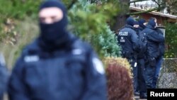 Полицията охранява района, след като 25 заподозрени членове и поддръжници на крайнодясна група бяха задържани по време на обиски в Германия. Берлин, Германия, 7 декември 2022 г. 
