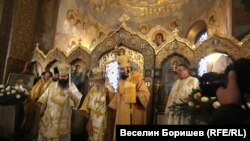 Антоний отслужи архиерейска света литургия заедно с Ловчанският митрополит Гавриил и Мелнишкият епископ Герасим, главен секретар на Светия синод на Българската православна църква.