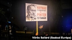 Pintér Sándor oktatáspolitikai döntései ellen tüntetők az MTVA székháza előtt 2022 decemberében