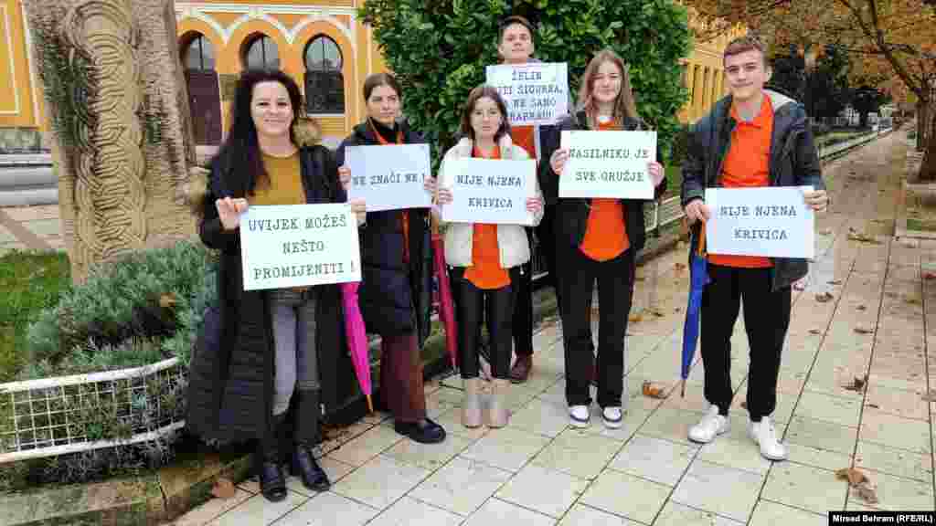 Tokom šetnje, nekoliko desetaka mladih je poručilo kako bi vlasti na svim nivoima u Bosni i Hercegovini (BiH) trebale donijeti zakone koji će jasno prepoznati počinitelje nasilja nad ženama. Rečeno je takođe i kako bi počinioci takvog nasilja trebali biti strožije sankcionirani. Mostar, 9. decembra 2022.