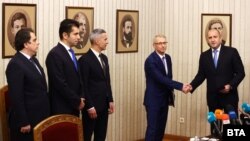 Президентът Румен Радев връчва мандата за правителство на кандидата за премиер на "Продължаваме промяната" Николай Денков. Андрей Гюров, Кирил Петков и Асен Василев също присъстваха на връзването на мандата